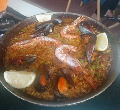 paella en restaurante en torrdembarra